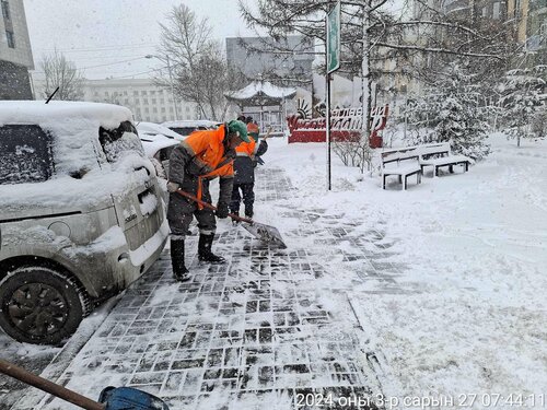 Зам талбайн цэвэрлэгээ, давс, бодис цацах ажил үргэлжилж байна